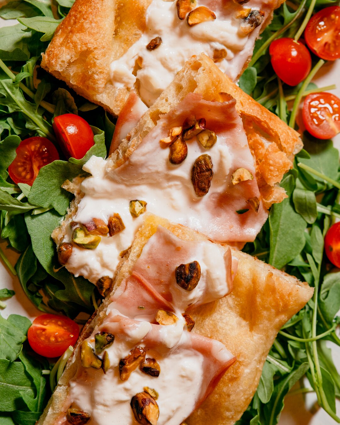 Focaccia mortadelle, burrata et pistache, plat signature de La Nonna